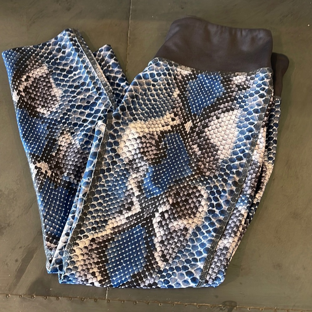 Snakeskin cropped legging